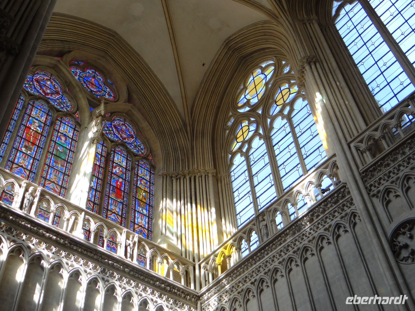 Bayeux, Kathedrale Nôtre-Dame, das Querhaus mit viel Licht &ndash; &copy; Vivian Kreft (Eberhardt TRAVEL)