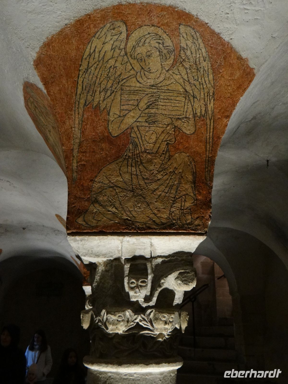 Bayeux, Kathedrale Nôtre-Dame, in der dunklen Krypta musizieren Engel. &ndash; &copy; Vivian Kreft (Eberhardt TRAVEL)
