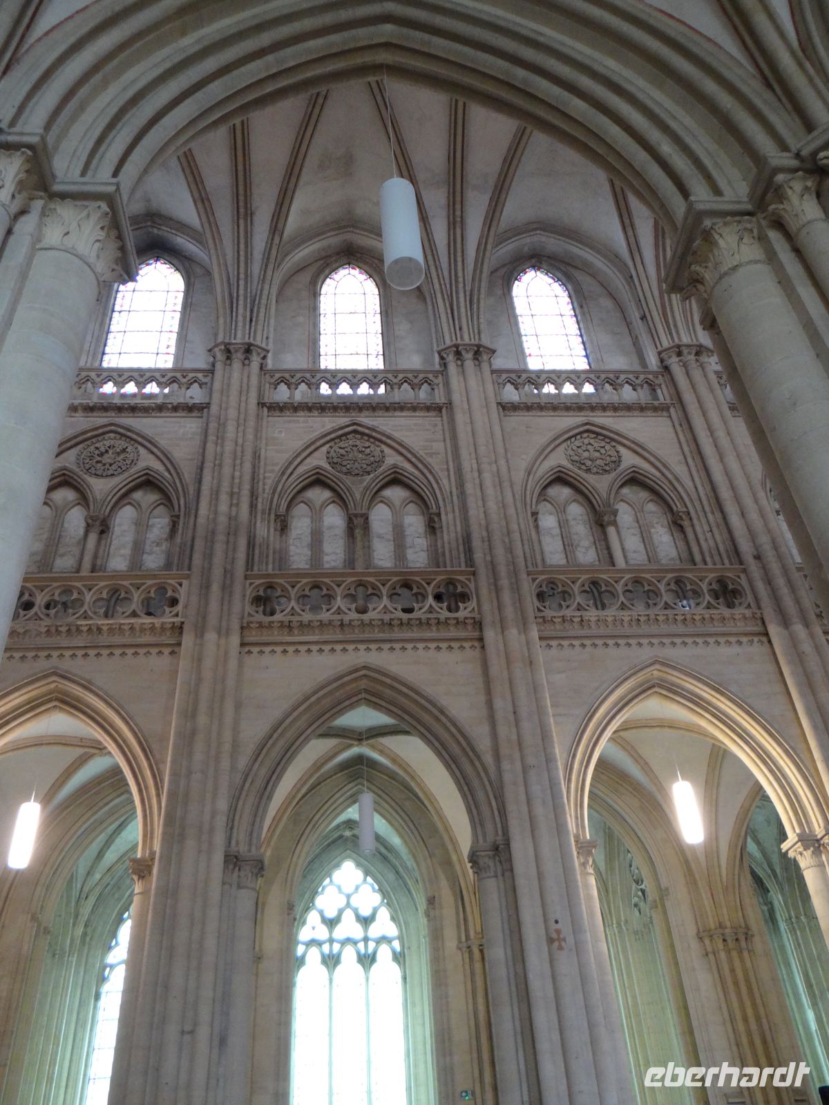 Coutances, Kathedrale Nôtre-Dame, Arkaden, Triforium, Fenster, der klassische Aufriss einer gotischen Kirche &ndash; &copy; Vivian Kreft (Eberhardt TRAVEL)