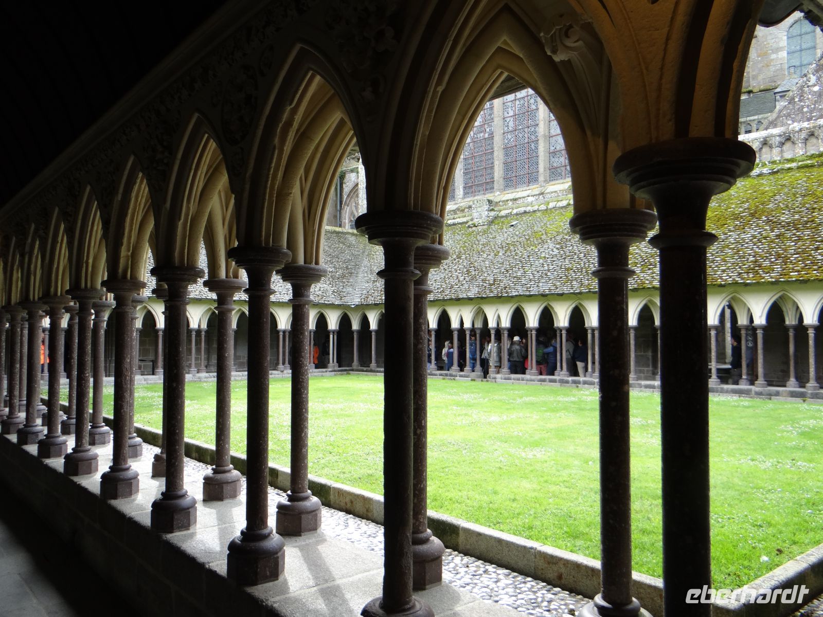 Mont Saint-Michel, durch die versetzten Säulen scheint der Kreuzgang zu tänzeln.  &ndash; &copy; Vivian Kreft (Eberhardt TRAVEL)