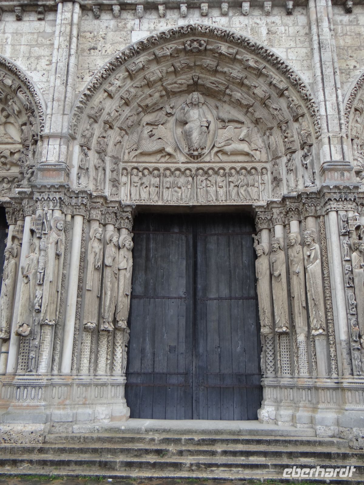 Chartres, Nôtre Dame, berühmt sind die überlängten Skulpturen aus der Romanik an der Westfassade.  &ndash; &copy; Vivian Kreft (Eberhardt TRAVEL)