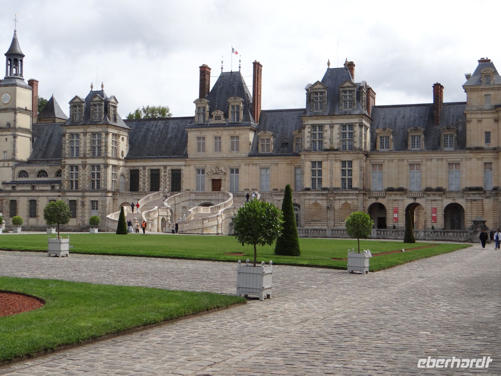 Fontainebleau, die berühmte Treppe in Lyraform führt zum Schloss. &ndash; &copy; Vivian Kreft (Eberhardt TRAVEL)