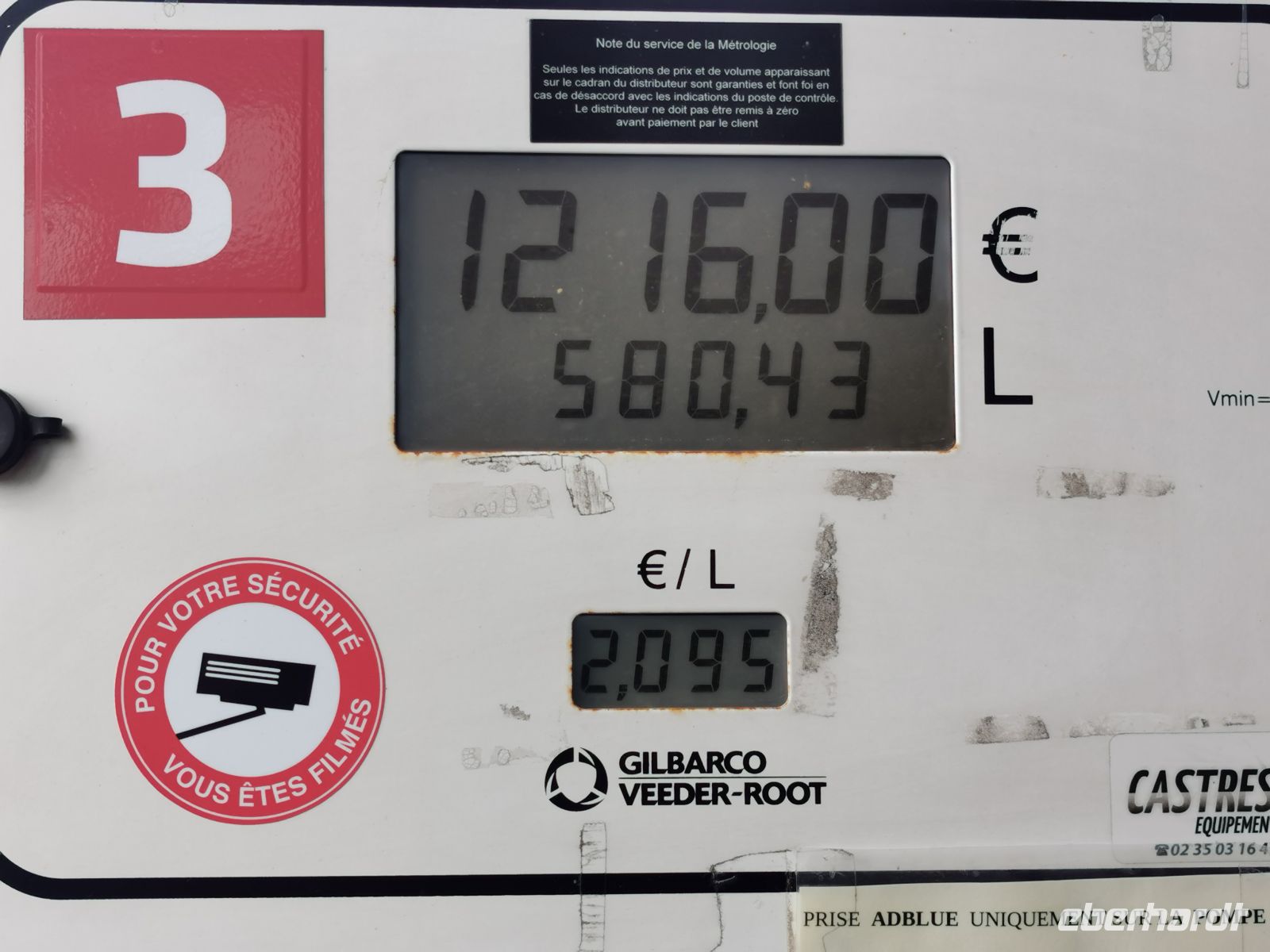 Tanken auf der Strecke. Der Tankwart wird staunen. &ndash; &copy; Vivian Kreft (Eberhardt TRAVEL)