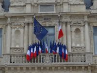Reims, das Rathaus mit Fahnen zum 8. Mai, dem Tag der Befreiung