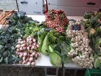 Honfleur, das Angebot auf dem Biomarkt ist appetitlich angeordnet. &ndash; &copy; Vivian Kreft (Eberhardt TRAVEL)