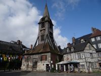Honfleur, der Glockenturm von Sainte Catherine steht extra.  &ndash; &copy; Vivian Kreft (Eberhardt TRAVEL)