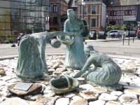 Honfleur, ein Brunnen erinnert an die mühsame Arbeit der Muschelsammlerinnen.  &ndash; &copy; Vivian Kreft (Eberhardt TRAVEL)