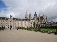 Caen, Rathaus mit St. Étienne