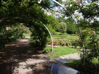 Parc Floral de la Colline aux Oiseaux, eine Pergola rahmt den Rosengarten. &ndash; &copy; Vivian Kreft (Eberhardt TRAVEL)