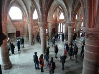 Mont Saint-Michel, das Skiptorium hat große Fenster, damit man in der Schreibwerkstatt gut arbeiten kann.
