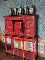 Vaux-le Vicomte, ein Kabinettschränkchen aus rotem Schildpatt und Einlegearbeiten