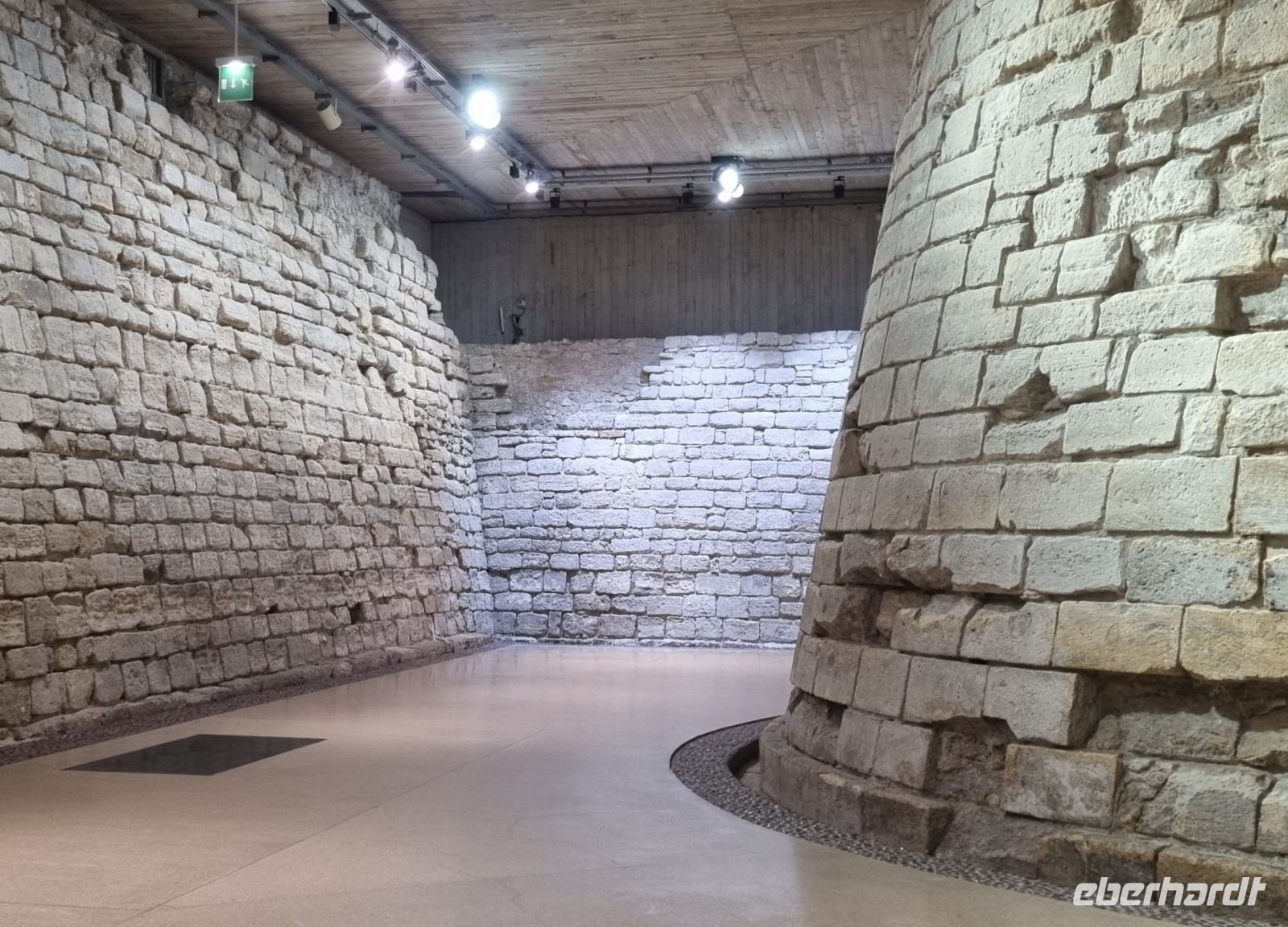 20260527 mittelalterliche Louvre-Fundamente &ndash; &copy; Antje Kahnt (Eberhardt TRAVEL)