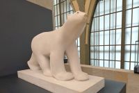 20260528 Eisbär von Pompom Orsay &ndash; &copy; Antje Kahnt (Eberhardt TRAVEL)