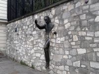 2. Tag: Spaziergang durch Montmarte – Skulptur „Le Passe-Muraille“ nach Marcel Aymé &ndash; &copy; Andreas Wolfsteller (Eberhardt TRAVEL)