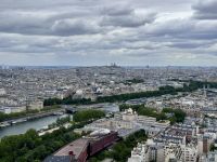 3. Tag: Mittagessen auf dem Eiffelturm – Blick über Paris zum Montmartre &ndash; &copy; Andreas Wolfsteller (Eberhardt TRAVEL)