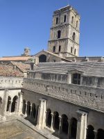 Rundreise Provence - Kreuzgang und Kirchturm von St. Trophime in Arles