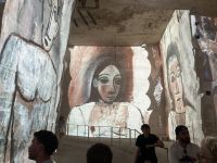 Rundreise Provence - Lichtershow zu Ehren von Picasso in den Bauxithöhlen von Les Baux