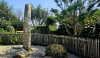 Ein Steindenkmal beim Fort de la Latte 