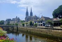 Blick auf Kathedrale St.Corinthin in Quimper &ndash; &copy; Gina Egenolf (Eberhardt TRAVEL)