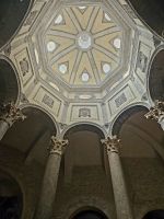 Saint-Sauveur Decke des Baptisteriums 4.Jh mit koronthischen Säulen &ndash; &copy; Gina Egenolf (Eberhardt TRAVEL)