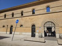 vor dem Gerichtsgebäude von Aix-en-Provence  &ndash; &copy; Gina Egenolf (Eberhardt TRAVEL)