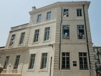 Fantasie am Fenster in Avignon  &ndash; &copy; Gina Egenolf (Eberhardt TRAVEL)