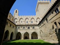 im Hof des Papstpalastes von Avignon  &ndash; &copy; Gina Egenolf (Eberhardt TRAVEL)