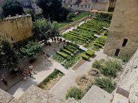 Kräutergarten im Papstpalast von Avignon  &ndash; &copy; Gina Egenolf (Eberhardt TRAVEL)