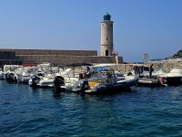 mit dem Schiff vorbei am Leuchtturm von Cassis  &ndash; &copy; Gina Egenolf (Eberhardt TRAVEL)