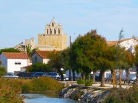 Erster Blick auf die Kirche von Stes. Maries-de-la-Mer