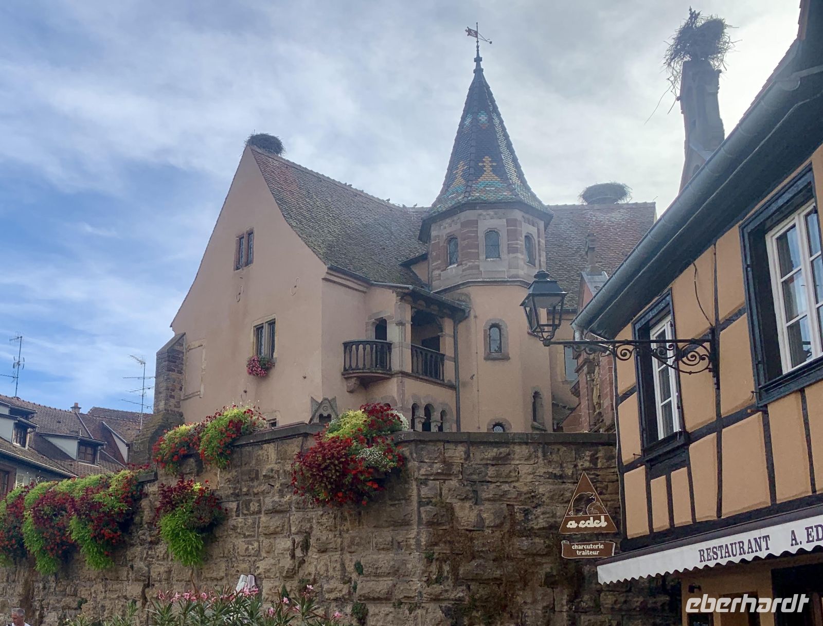 Schlossplatz Eguisheim.jpg &ndash; &copy; Mireille Fuhrmann (Eberhardt TRAVEL)