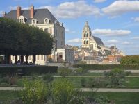 2026-09_LOIRE: Blois - Blick auf die Kathedrale &ndash; &copy; Dieter Braune (Eberhardt TRAVEL)