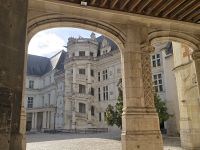 2026-09_LOIRE: Château Blois - Innenhof &ndash; &copy; Dieter Braune (Eberhardt TRAVEL)