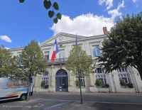 2026-09_LOIRE: Chinon - Rathaus &ndash; &copy; Dieter Braune (Eberhardt TRAVEL)