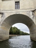 2026-09_LOIRE: Bootsfahrt unter dem Schloß Chenonceau &ndash; &copy; Dieter Braune (Eberhardt TRAVEL)