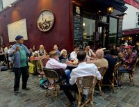 lustige singende Runde vor unserer Gaststätte  &ndash; &copy; Gina Egenolf (Eberhardt TRAVEL)
