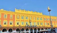 Die Abendsonne lässt dieses Gebäude erstrahlen! Wanderreise Südfrankreich - malerische Cote d'Azur.