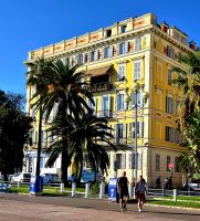 Farbige Häuser, Palmen, blauer Himmel, azurblaues Meer - mehr geht nicht! Wanderreise Südfrankreich - malerische Cote d'Azur.