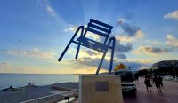 Stuhlkunstwerk von Sabine Géraudie. Abendstimmung an der Promenade von Nizza. Wanderreise Südfrankreich - malerische Cote d'Azur.  