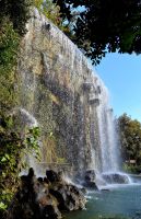 Wasserfall auf dem Schloßhügel. Wanderreise Südfrankreich - malerische Cote d'Azur. 