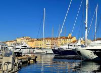 Jachthafen in St. Tropez.  Wanderreise Südfrankreich - malerische Cote d'Azur. 