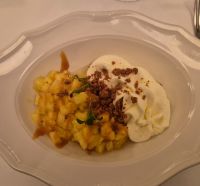 Ananaskompott mit Sahne und Crumble. Wanderreise Südfrankreich - malerische Cote d'Azur. 