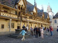 Hôtel-Dieu (Beaune) Innenhof &ndash; &copy; Steffi Zimmermann (Eberhardt TRAVEL)