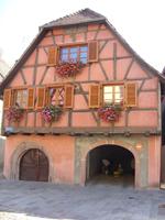 Ribeauvillé: Wohnhaus mit eigenwilliger Toreinfahrt &ndash; &copy; Sabine Heitzer (Eberhardt TRAVEL)