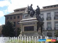 Denkmal am Plaza Isabel la Catolica -Kolumbus unterbreitet der Königin sein Vorhaben
