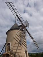 Moulin de vent im maconnais &ndash; &copy; Sandra Rößle (Eberhardt TRAVEL)