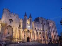 Abendspaziergang in Avignon- Papstpalast &ndash; &copy; Sandra Rößle (Eberhardt TRAVEL)