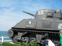 137.Arromanches_Panzer am Fußweg &ndash; &copy; Birgit Janosch (Eberhardt TRAVEL)