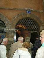 wir gehen durch die VERSTECKTEN    HÄUSER &ndash; &copy; Eva-Maria Strauß-Eberhardt (Eberhardt TRAVEL)
