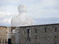 Antibes, Buchstabenfigur von Jaume Plensa &ndash; &copy; Grit Wendelberger (Eberhardt TRAVEL)